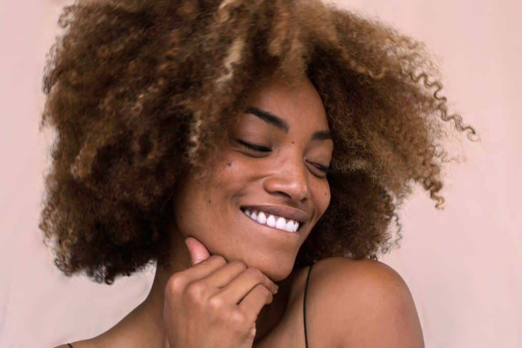 Como os afrodescendentes foram afetados com a ditadura do cabelo liso