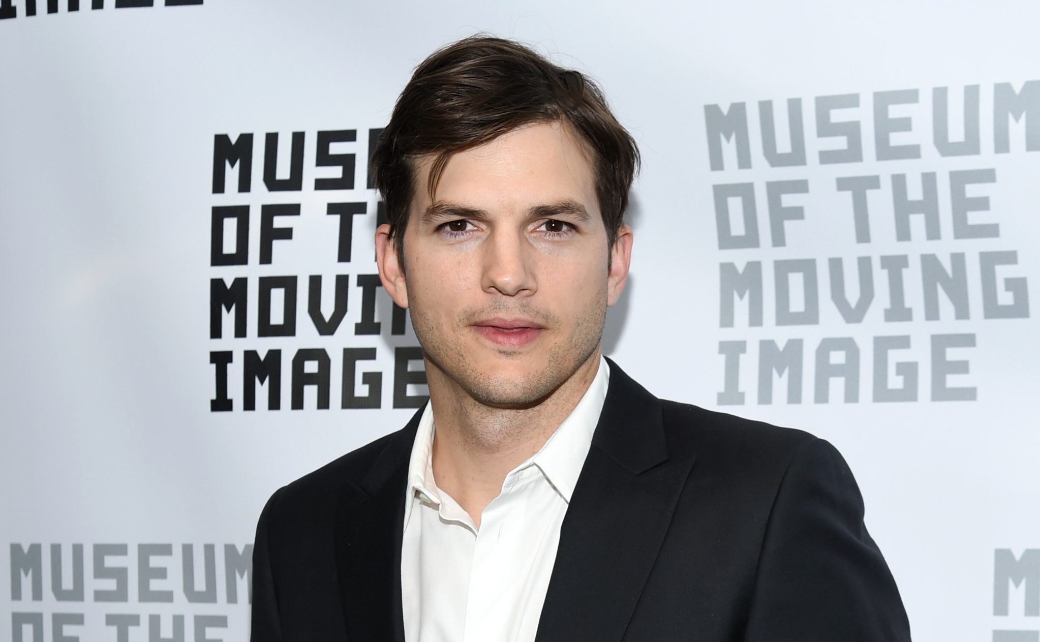 Ashton Kutcher tem dedos dos pés palmados