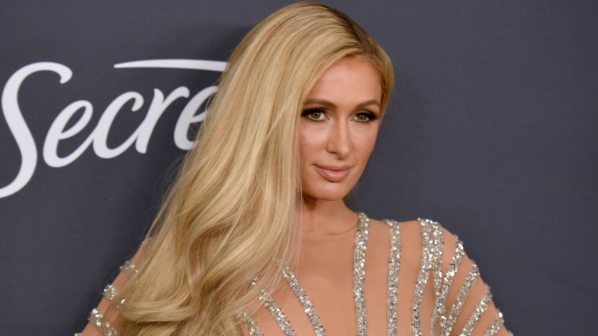 Paris Hilton construiu uma mansão de cachorro em seu quintal