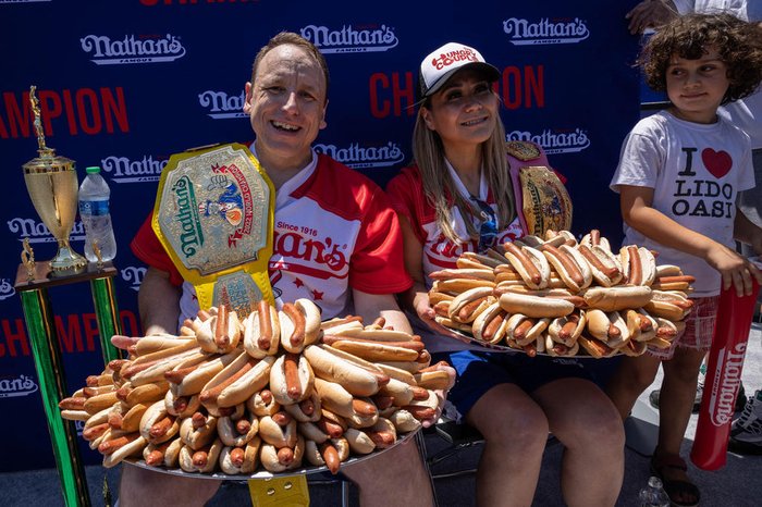 O número de cachorros-quentes comidos em 4 de julho nos EUA pode se estender de Washington a Los Angeles 5 vezes!