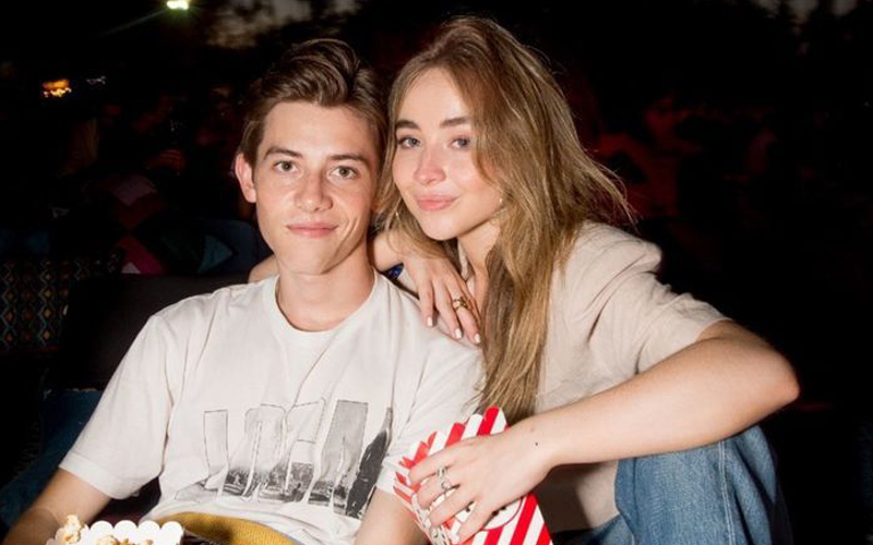 Sabrina Carpenter e Griffin Gluck