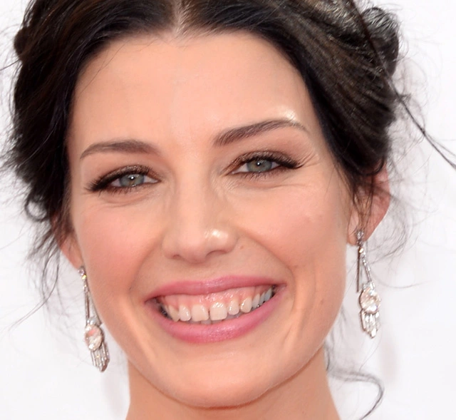 Jessica Pare - Dentes Separados