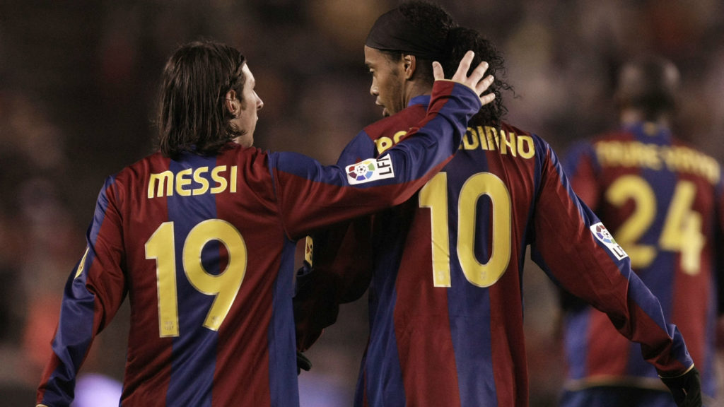 Após o primeiro treino, Ronaldinho reconheceu a grandeza de Messi.