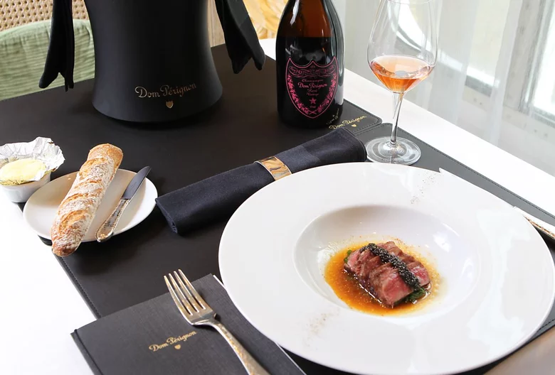 Gaste muito em um jantar Dom Pérignon de seis pratos