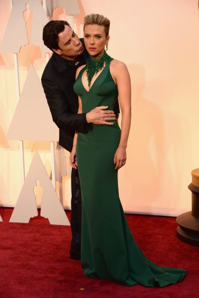 John Travolta beija Scarlett Johansson