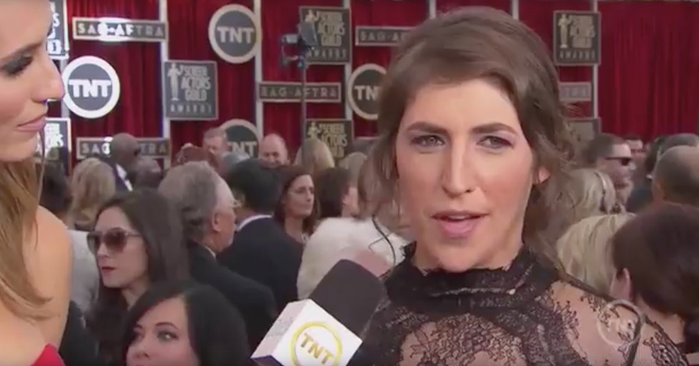 Mayim Bialik defende sua inteligência